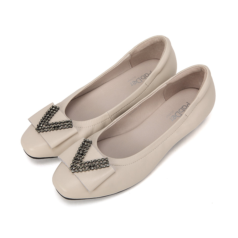 Ladies V-Shape Décor Round Toe Flats