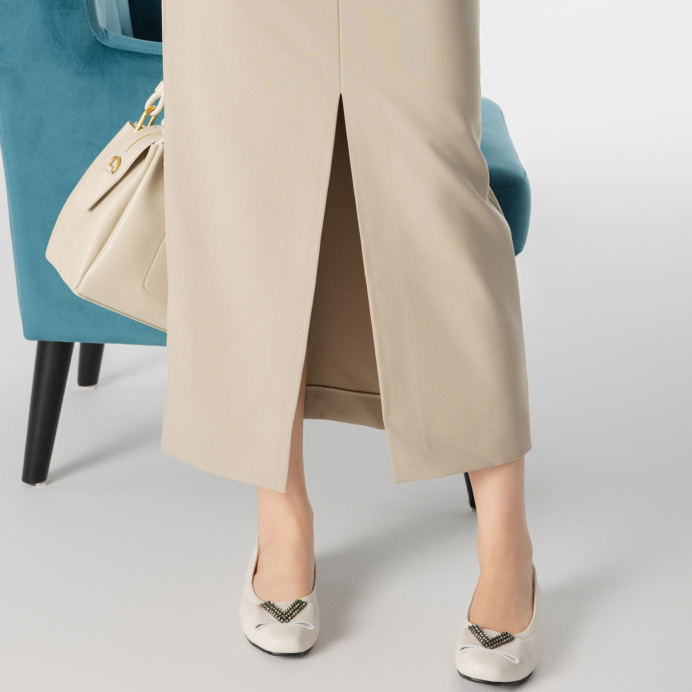 Ladies V-Shape Décor Round Toe Flats