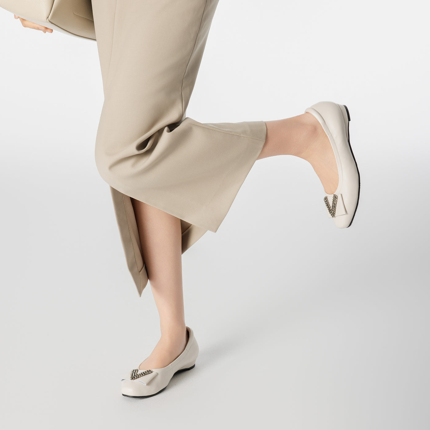 Ladies V-Shape Décor Round Toe Flats