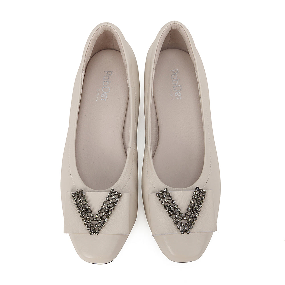 Ladies V-Shape Décor Round Toe Flats
