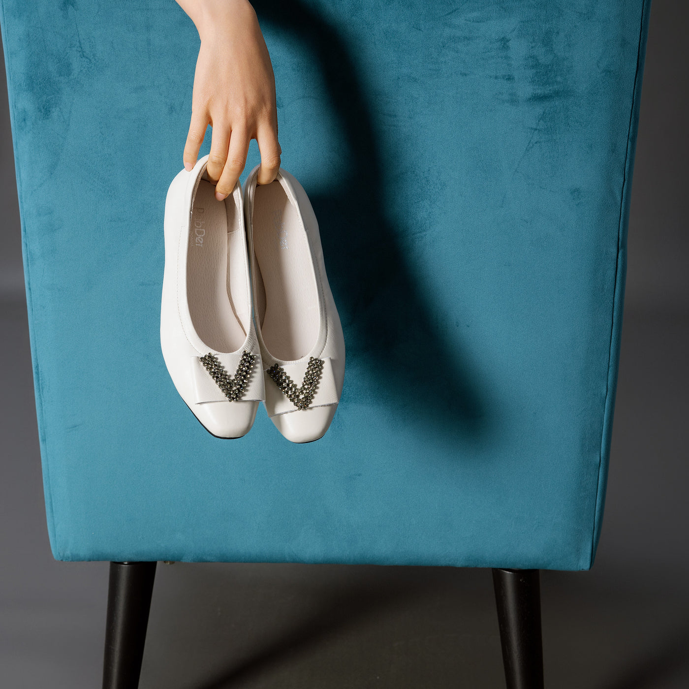 Ladies V-Shape Décor Round Toe Flats