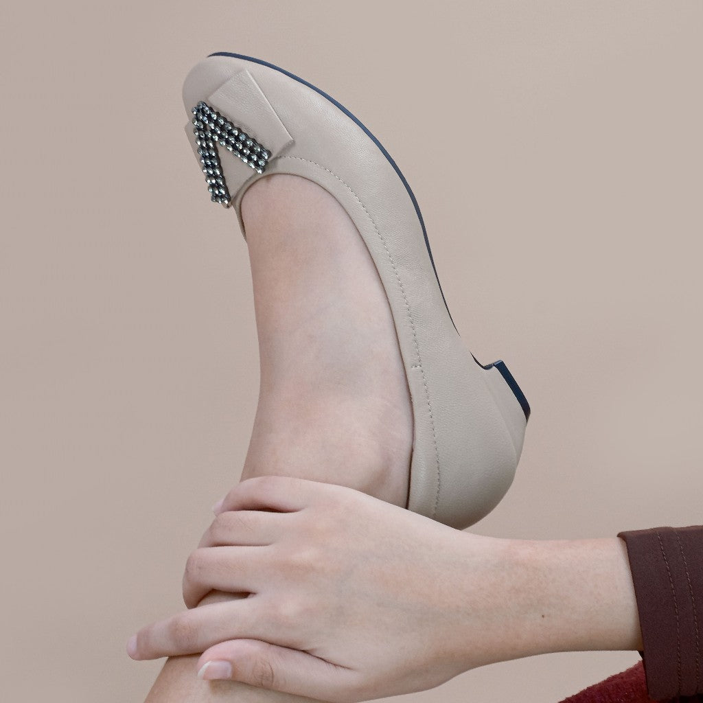 Ladies V-Shape Décor Round Toe 1in Heels CS9151