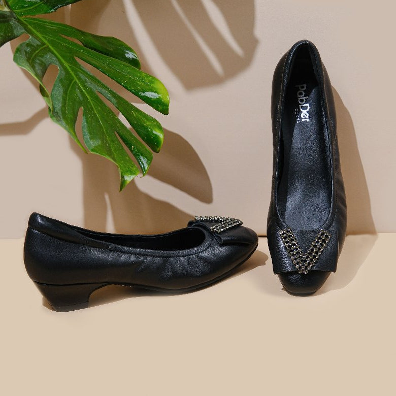 Ladies V-Shape Décor Round Toe 1in Heels CS9151